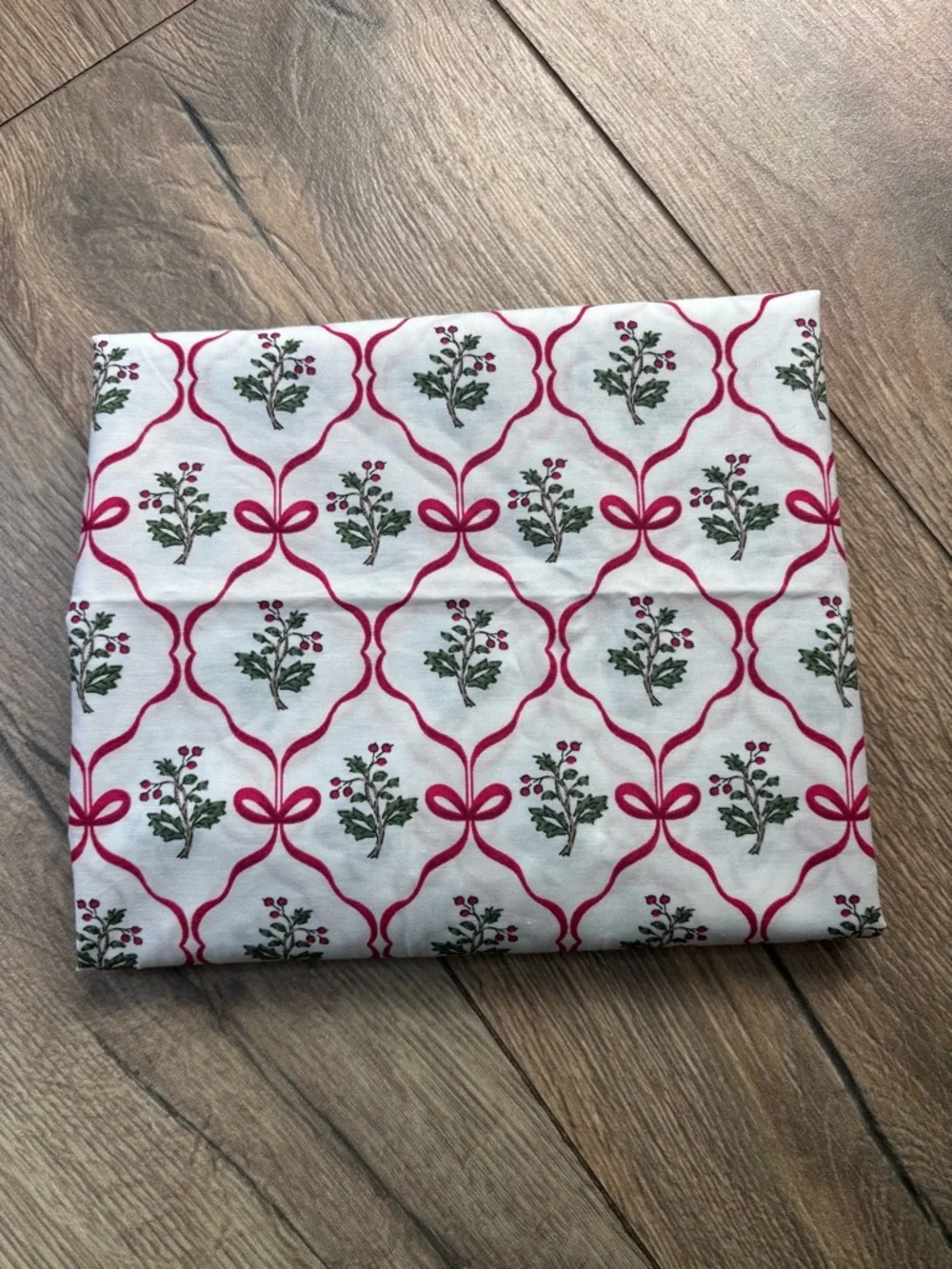 Cupcakes & Cashmere Cotton Pillowcase – Red Bow Floral | Standard | New